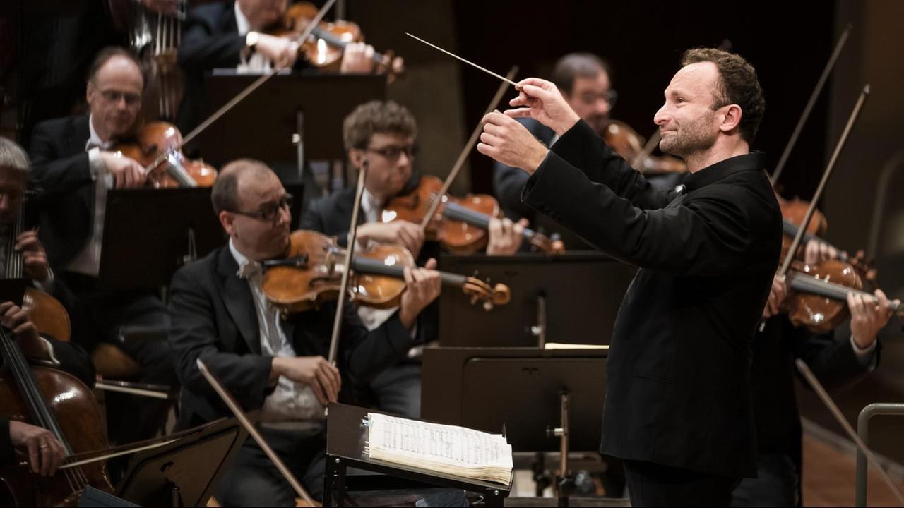 Der Dirigent Kirill Petrenko dirigiert die Berliner Philharmoniker. Der Dirigent Kirill Petrenko dirigiert die Berliner Philharmoniker.