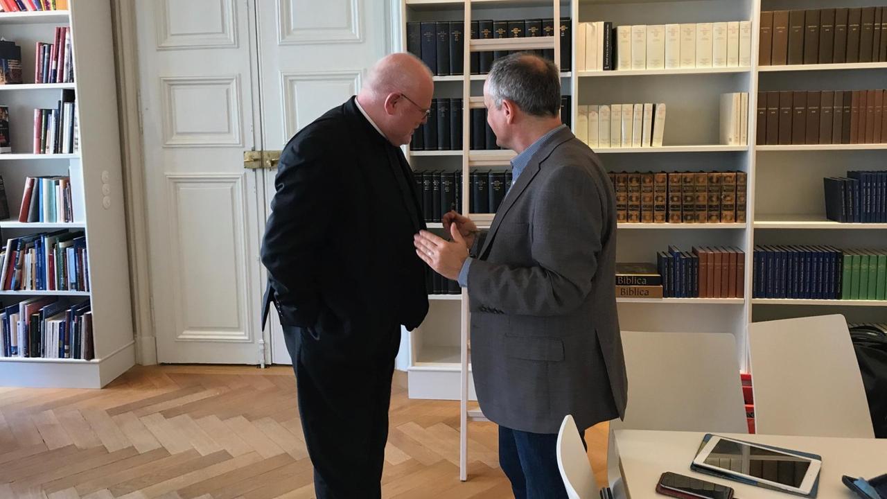 Kardinal Reinhard Marx im Gespräch mit DLF-Redakteur Andreas Main in der Bibliothek des Erzbischöflichen Palais in München.
