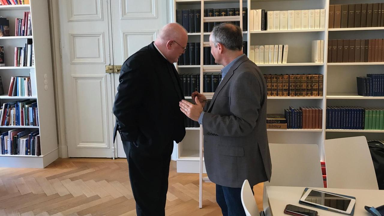 Kardinal Reinhard Marx im Gespräch mit DLF-Redakteur Andreas Main in der Bibliothek des Erzbischöflichen Palais in München. Kardinal Reinhard Marx im Gespräch mit DLF-Redakteur Andreas Main in der Bibliothek des Erzbischöflichen Palais in München.
