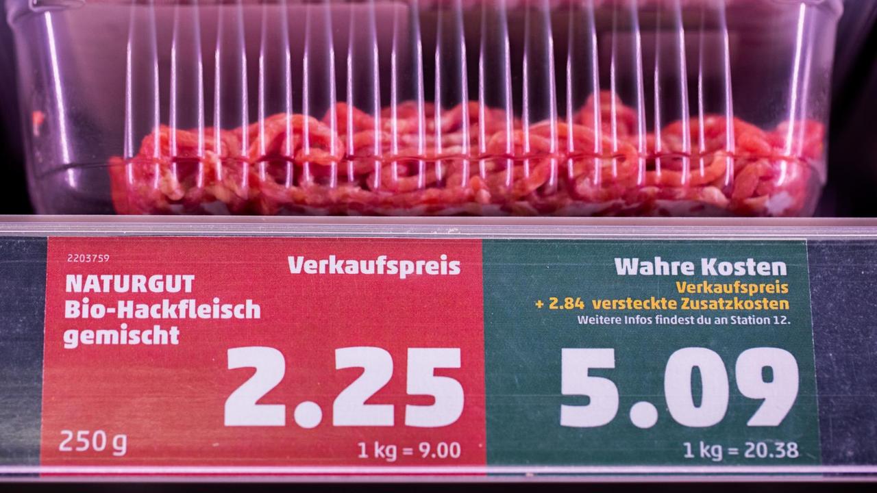 Ein Preisschild weist neben dem Verkaufspreis auch den "wahren Preis" aus in einem Penny Supermarkt. Dabei wurden von Wirtschaftsinformatikern Umweltkosten einberechnet. Ein Preisschild weist neben dem Verkaufspreis auch den "wahren Preis" aus in einem Penny Supermarkt. Dabei wurden von Wirtschaftsinformatikern Umweltkosten einberechnet.