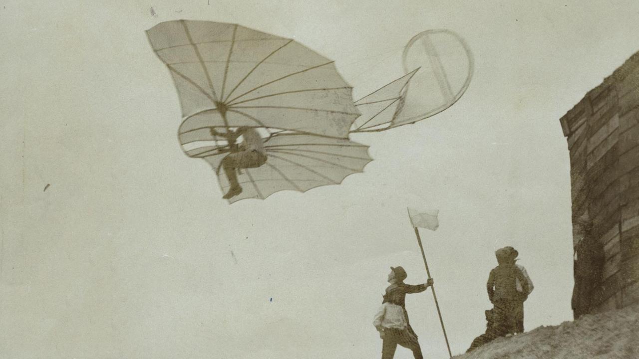 1893 hatte Lilienthal auf der Maihöhe in Steglitz eine Fliegestation errichtet, die als Absprungstation und Gleiterschuppen diente. Er testete dort Flügel in Fledermausform. 1893 hatte Lilienthal auf der Maihöhe in Steglitz eine Fliegestation errichtet, die als Absprungstation und Gleiterschuppen diente. Er testete dort Flügel in Fledermausform.