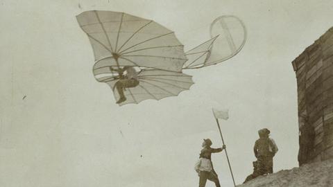 1893 hatte Lilienthal auf der Maihöhe in Steglitz eine Fliegestation errichtet, die als Absprungstation und Gleiterschuppen diente. Er testete dort Flügel in Fledermausform.