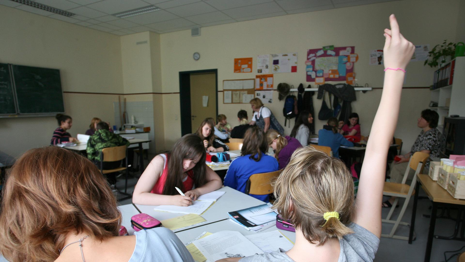 Schüler sitzen in einer Schulklasse. Schüler sitzen in einer Schulklasse.