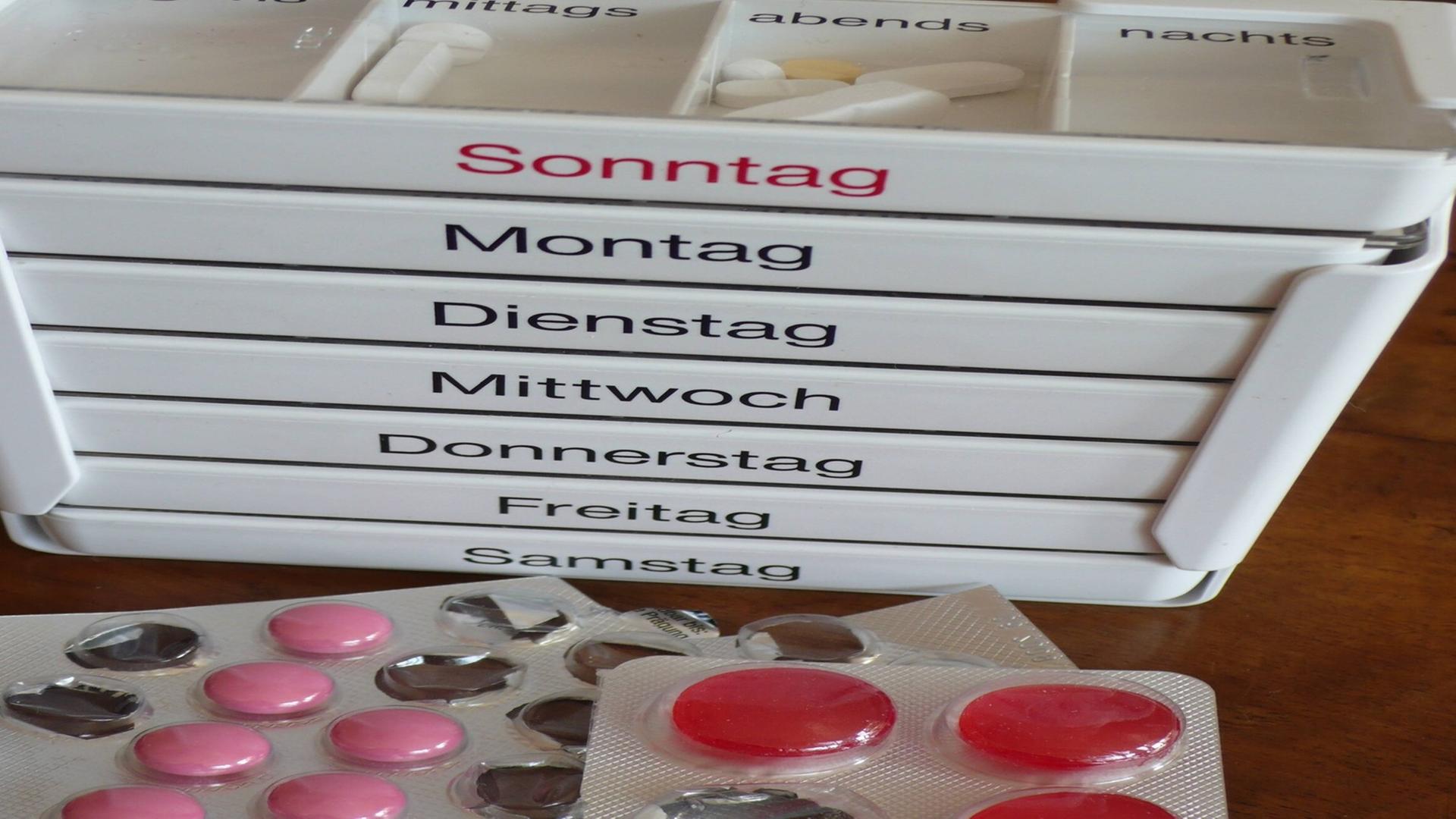 Pillenbehälter von Sonntag bis Samstag. Pillenbehälter von Sonntag bis Samstag.