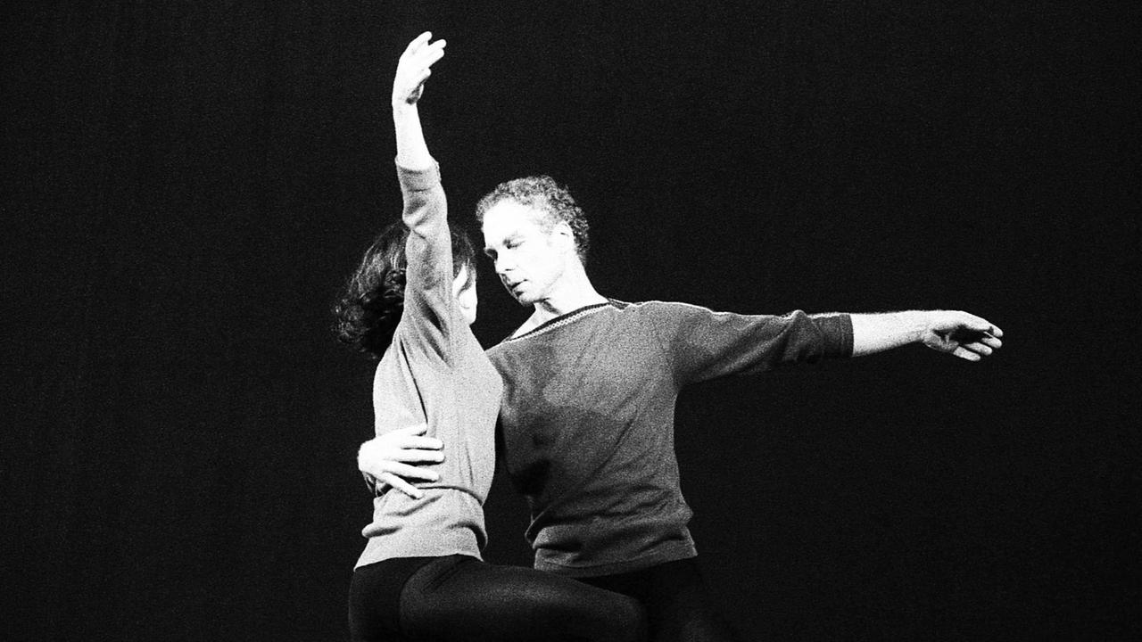 Merce Cunningham als Tänzer in dem Stück "Variations V" seiner Compagnie bei einem Auftritt 1966 in Paris Merce Cunningham als Tänzer in dem Stück "Variations V" seiner Compagnie bei einem Auftritt 1966 in Paris