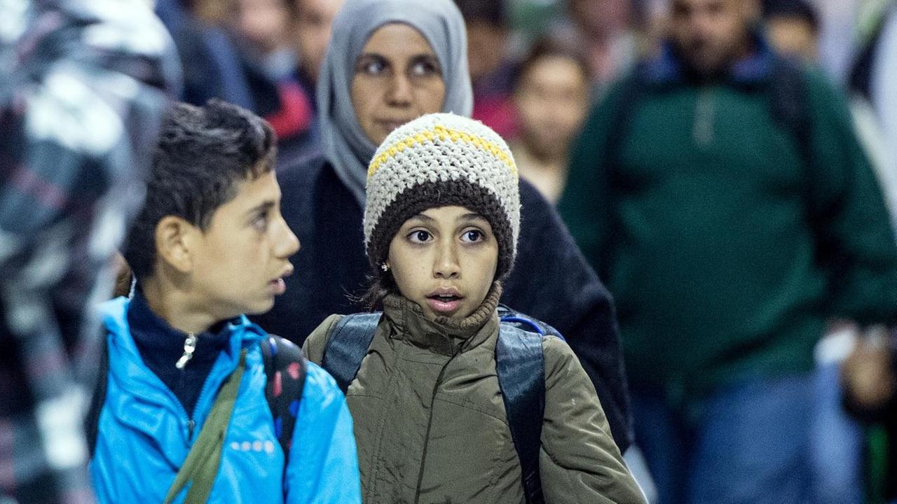 Flüchtlinge kommen am NRW-Drehkreuz Köln/Bonn an
