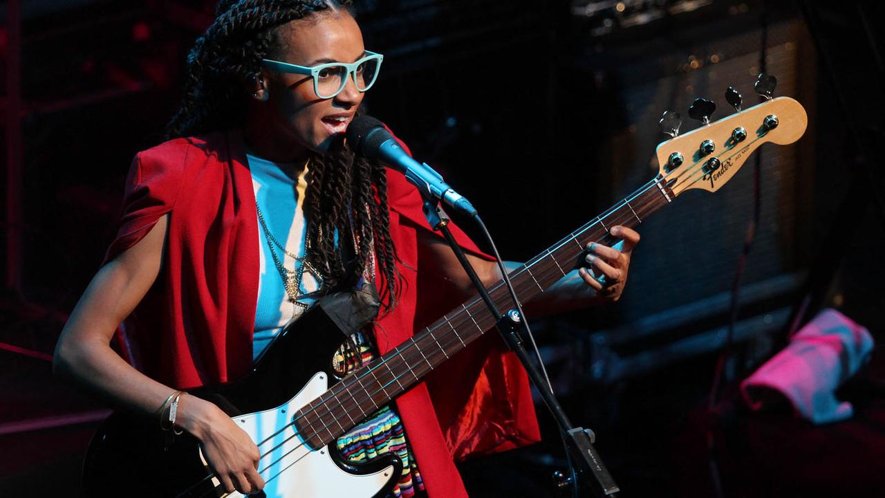 Die amerikanische Jazz-Bassistin Esperanza Spalding bei einem Konzert in Prag. Die amerikanische Jazz-Bassistin Esperanza Spalding bei einem Konzert in Prag.