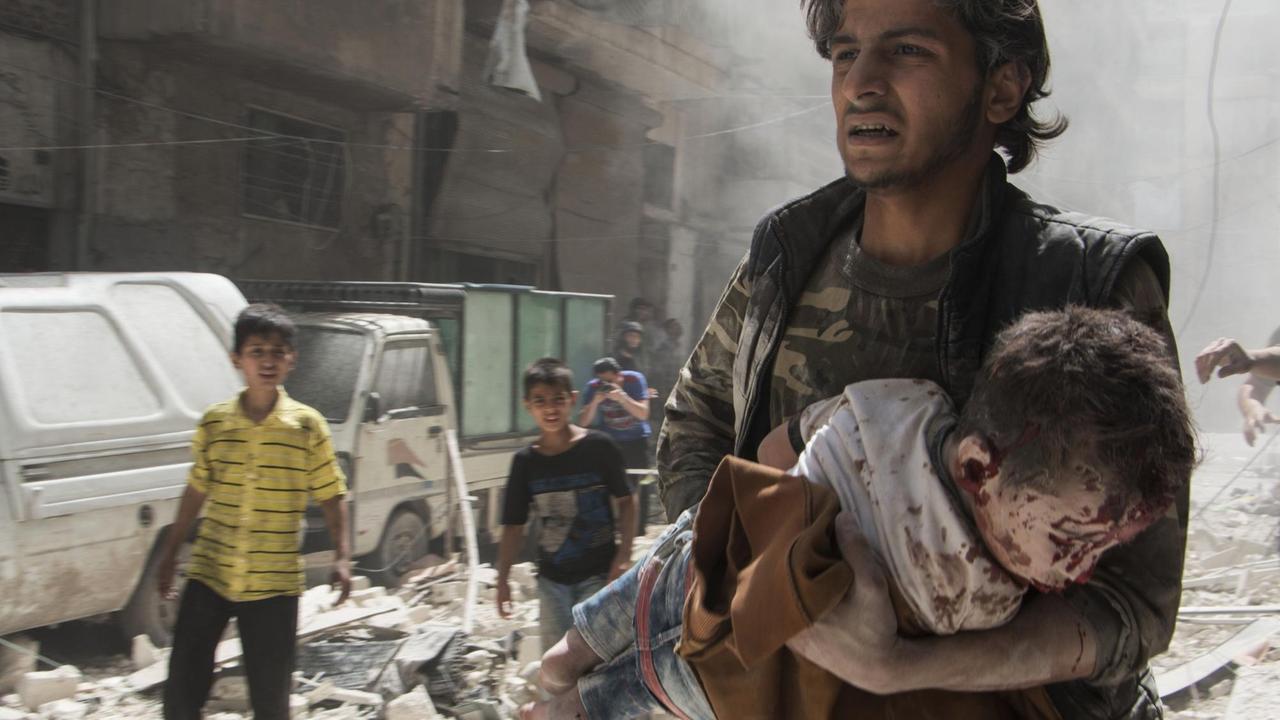 Aleppo im Juni 2015 nach einem Bombenangriff durch die Assad-Armee Aleppo im Juni 2015 nach einem Bombenangriff durch die Assad-Armee