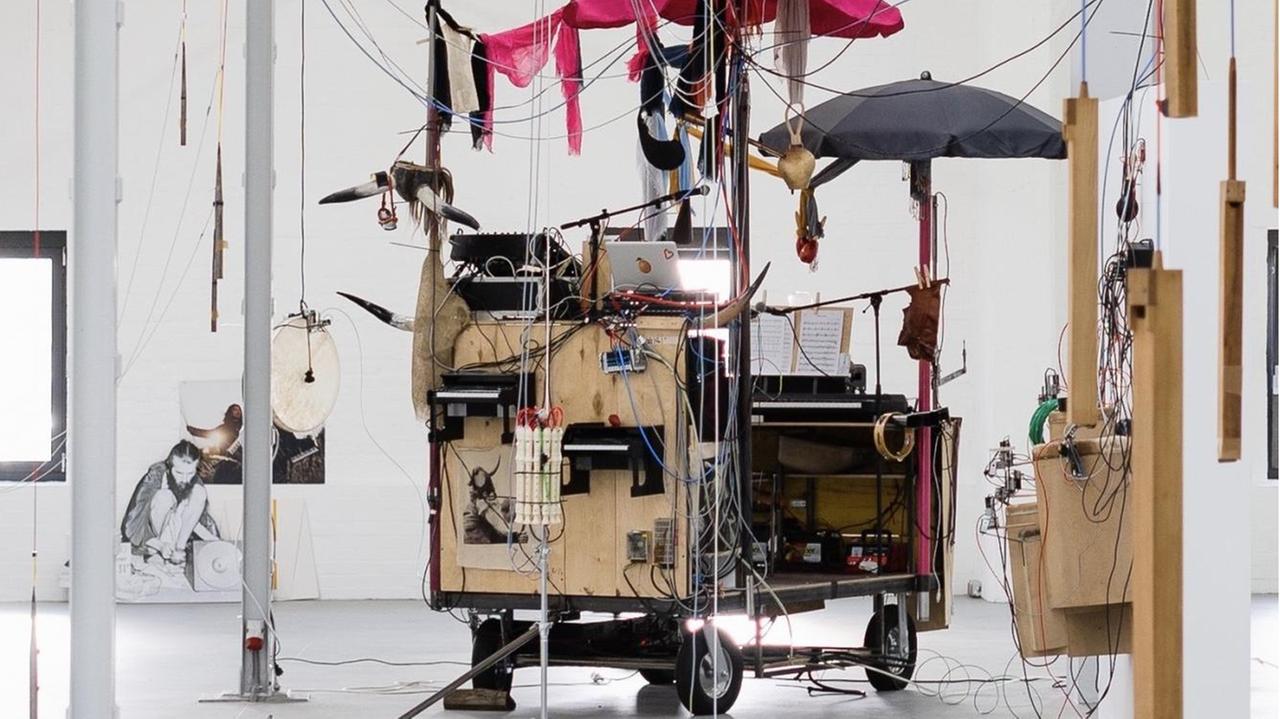 Die "Moon Machine" ist ein Mobil aus Holz mit eingebautem Klavier, Computer, Percussionsinstrumenten und Orgeln, die durch Schläuche im Raum mit Luft versorgt werden. Die "Moon Machine" ist ein Mobil aus Holz mit eingebautem Klavier, Computer, Percussionsinstrumenten und Orgeln, die durch Schläuche im Raum mit Luft versorgt werden.