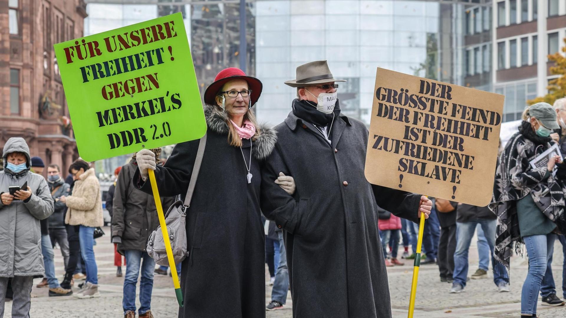 Anticorona-Demo auf dem Friedensplatz in Dortmund, Teilnehmer sind Coronaleugner, Impfgegner und Anhänger diffuser Verschwörungstheorien, sie demonstrieren gegen Freiheitsbeschränkungen zur Eindämmung der Coronakrise Anticorona-Demo auf dem Friedensplatz in Dortmund, Teilnehmer sind Coronaleugner, Impfgegner und Anhänger diffuser Verschwörungstheorien, sie demonstrieren gegen Freiheitsbeschränkungen zur Eindämmung der Coronakrise