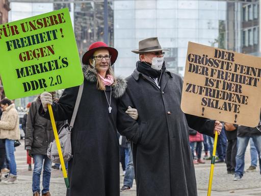 Anticorona-Demo auf dem Friedensplatz in Dortmund, Teilnehmer sind Coronaleugner, Impfgegner und Anhänger diffuser Verschwörungstheorien, sie demonstrieren gegen Freiheitsbeschränkungen zur Eindämmung der Coronakrise