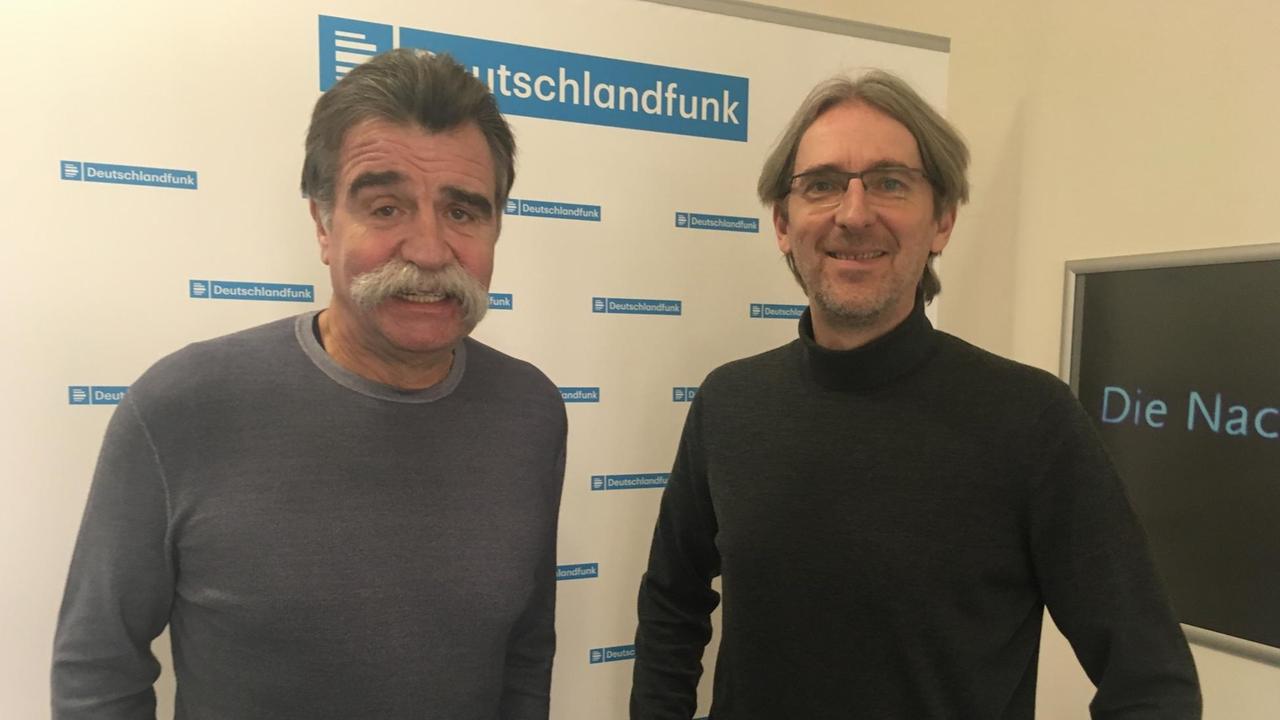 Der ehemalige Handball-Bundestrainer Heiner Brand (li.) und Handball-Historiker Erik Eggers.