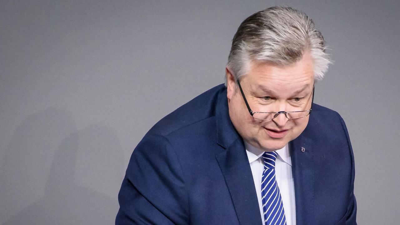 Im Bild ist Michael Georg Link (FDP) während der Sitzung des deutschen Bundestags am Rednerpult zu sehen.