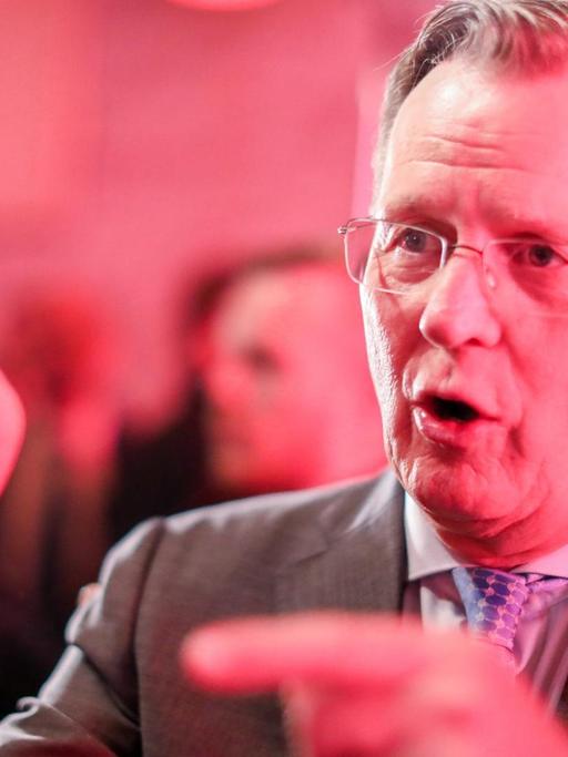 Bodo Ramelow, Ministerpräsident von Thüringen (Die Linken), kommt auf die Wahlparty seiner Partei nach der Landtagswahl in Thüringen.
