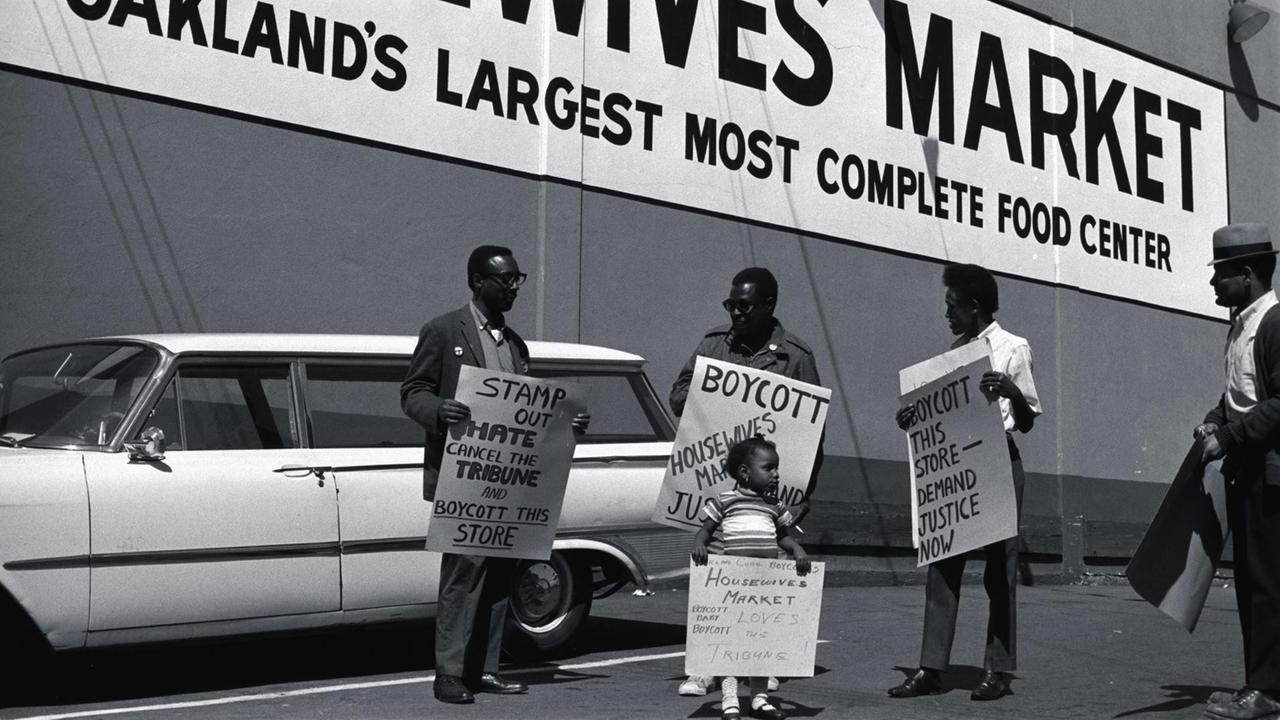 Eine historische Aufnahme: Einige African Americans protestieren vor einem Supermarkt in Oakland gegen rassistische Diskriminierung, 1968. Eine historische Aufnahme: Einige African Americans protestieren vor einem Supermarkt in Oakland gegen rassistische Diskriminierung, 1968.