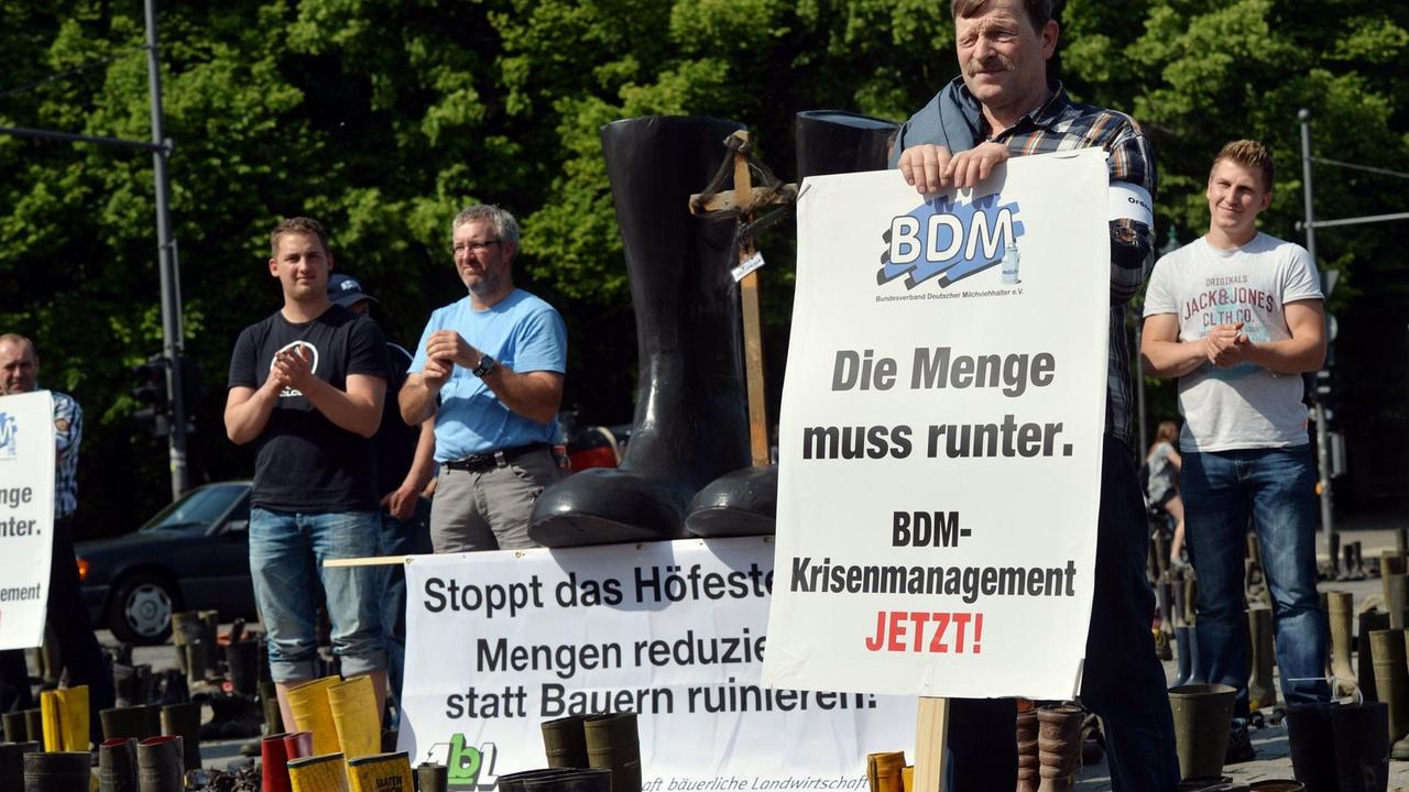 Aktivisten des Bundesverbands Deutscher Milchviehhalter (BDM) demonstrieren am Brandenburger Tor für eine geringere Produktionsmenge für Milch. Aktivisten des Bundesverbands Deutscher Milchviehhalter (BDM) demonstrieren am Brandenburger Tor für eine geringere Produktionsmenge für Milch.