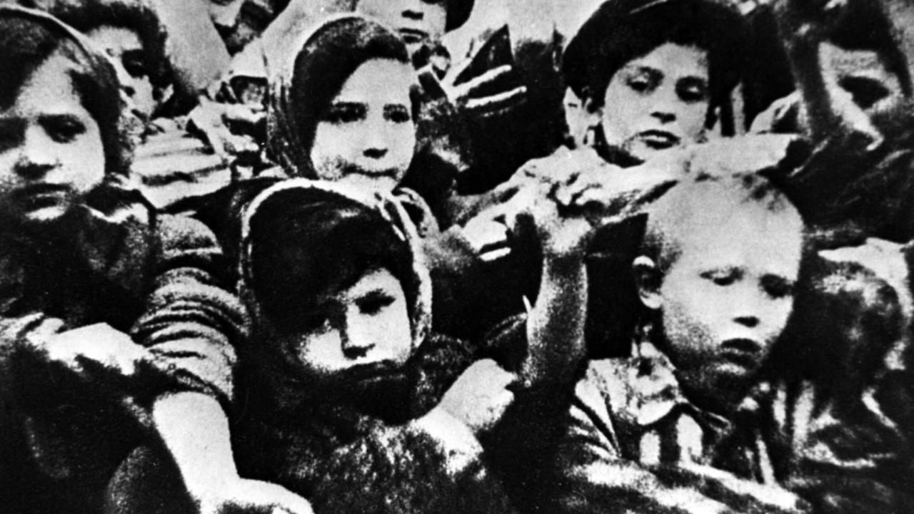 Überlebende Kinder im Konzentrationslager Auschwitz-Birkenau nach der Befreiung durch die sowjetische Armee