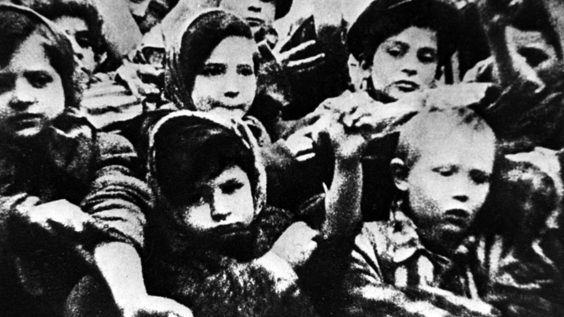 Überlebende Kinder im Konzentrationslager Auschwitz-Birkenau nach der Befreiung durch die sowjetische Armee Überlebende Kinder im Konzentrationslager Auschwitz-Birkenau nach der Befreiung durch die sowjetische Armee