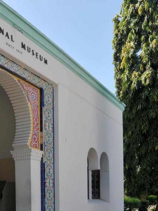 Der Eingangsbereich des Nationalmuseums in Daressalam, Tansania.
