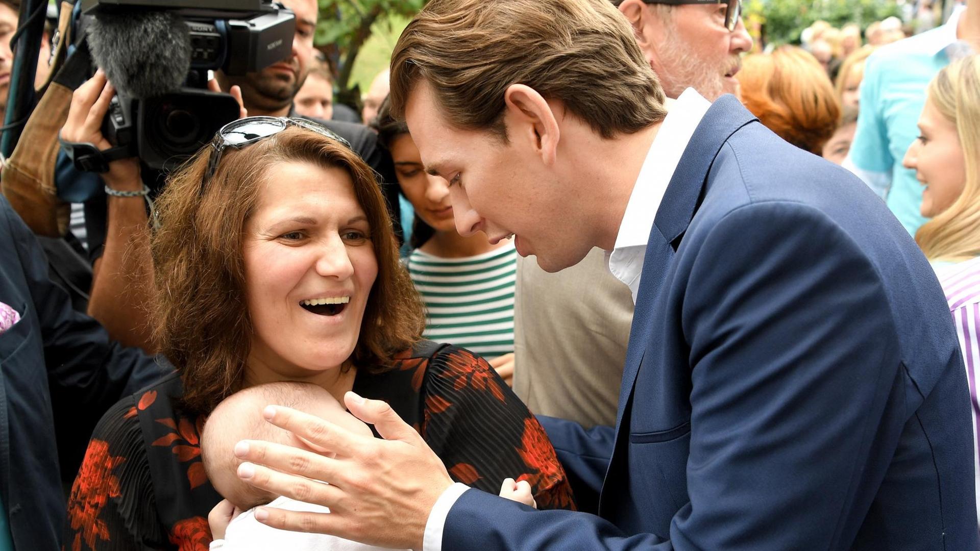 Das Bild zeigt den österreichischen ÖVP-Politiker Sebastian Kurz, wie er bei einem Wahlkampf-Termin ein Baby streichelt. Das Bild zeigt den österreichischen ÖVP-Politiker Sebastian Kurz, wie er bei einem Wahlkampf-Termin ein Baby streichelt.