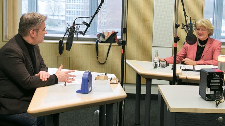 Monika Grütters, Staatsministerin für Kultur und Medien, im Hintergrundgespräch mit Stefan Koldehoff. Monika Grütters, Staatsministerin für Kultur und Medien, im Hintergrundgespräch mit Stefan Koldehoff.
