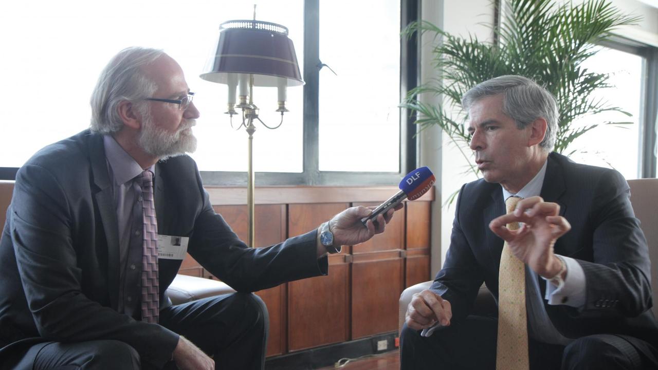 Der kolumbianische Justizminister Yesid Reyes im Gespräch mit Burkhard Birke. Der kolumbianische Justizminister Yesid Reyes im Gespräch mit Burkhard Birke.