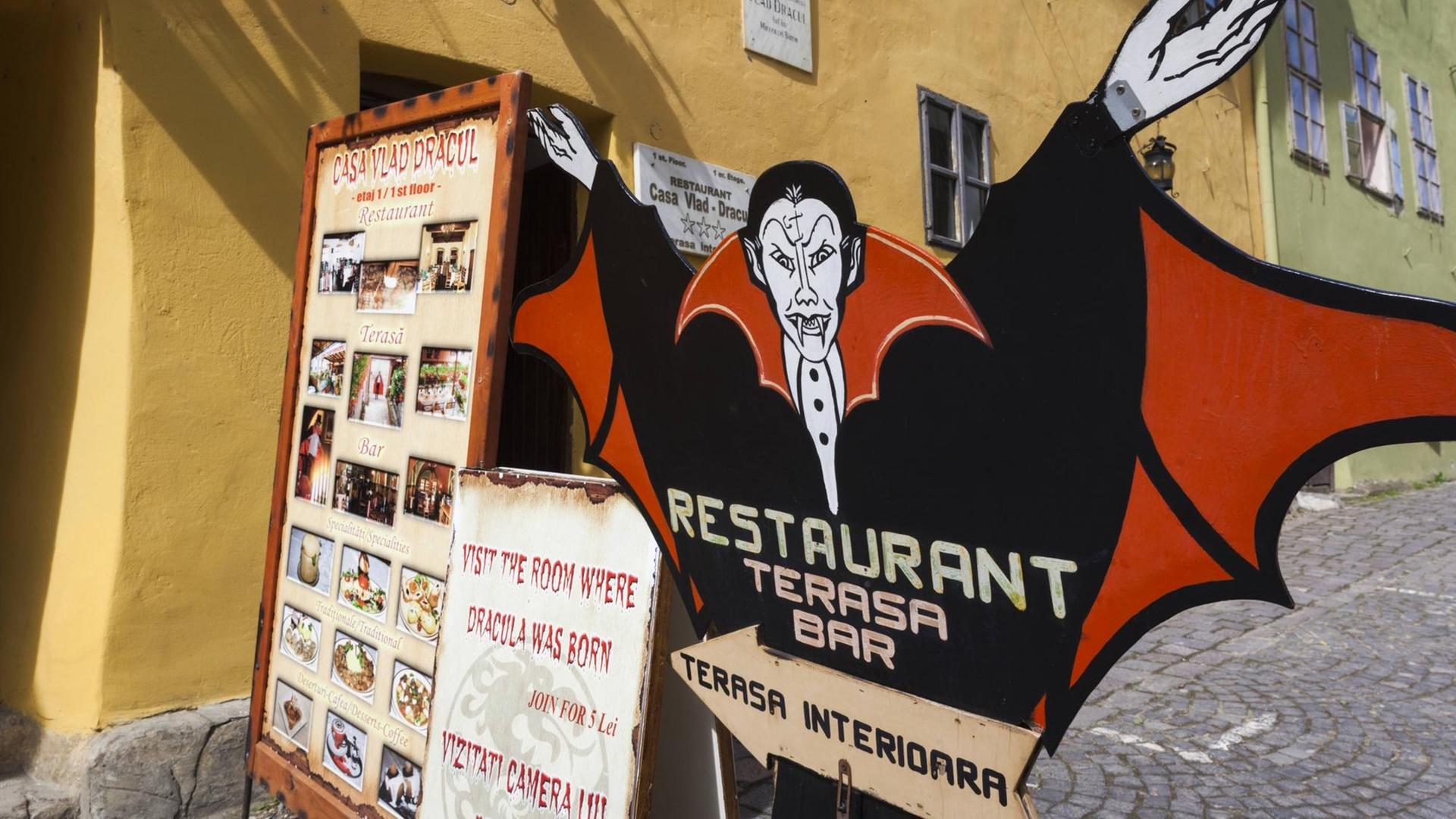 Ein Schild in der rumänischen Stadt Sighișoara weist den Weg zu einem Dracula-Restaurant. Ein Schild in der rumänischen Stadt Sighișoara weist den Weg zu einem Dracula-Restaurant.