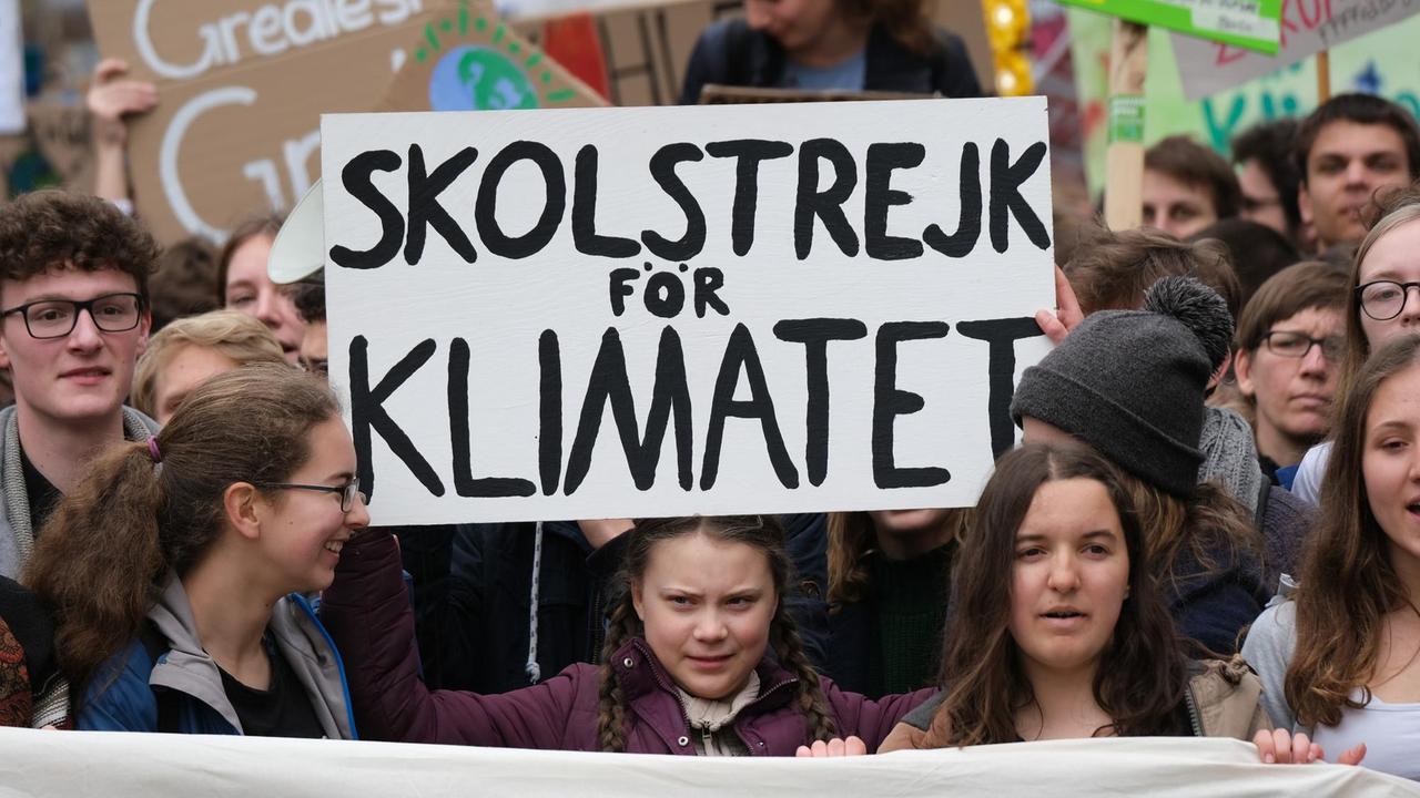 Greta Thunberg mit ihrem handgemachten Schild.