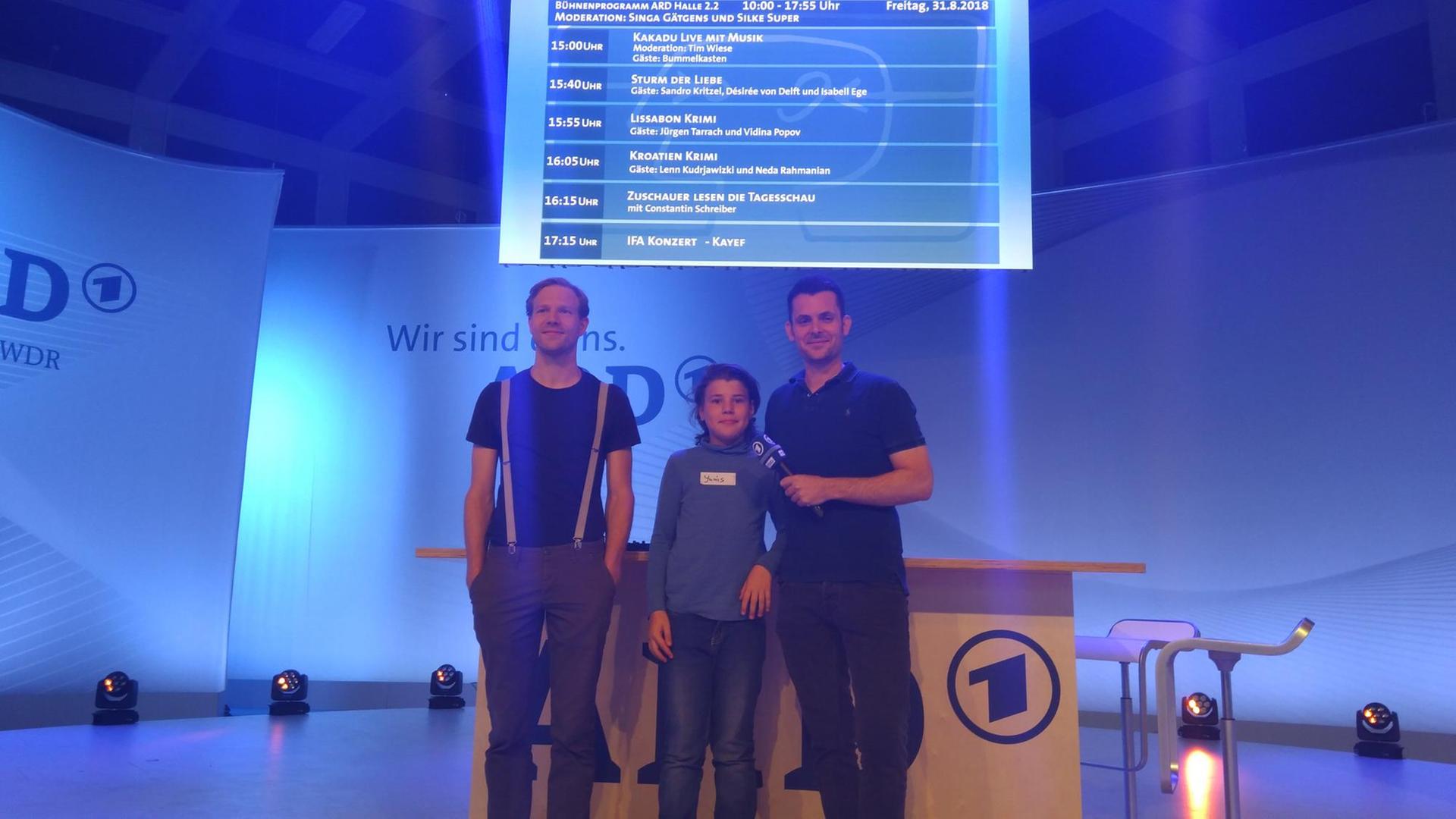 Kakadu-Moderator Tim, Kinderreporter Yunis und Bummelkasten auf der großen ARD-Bühne. IFA 2018 Kakadu-Moderator Tim, Kinderreporter Yunis und Bummelkasten auf der großen ARD-Bühne. IFA 2018