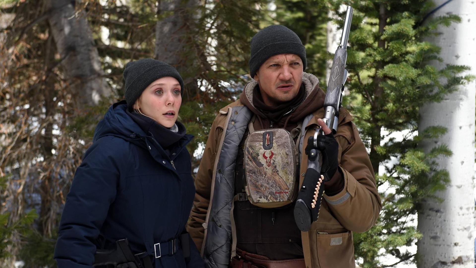 Szenenfoto aus "Wind River" mit Elizabeth Olsen als Jane Banner und Jeremy Renner als Cory Lambert Szenenfoto aus "Wind River" mit Elizabeth Olsen als Jane Banner und Jeremy Renner als Cory Lambert