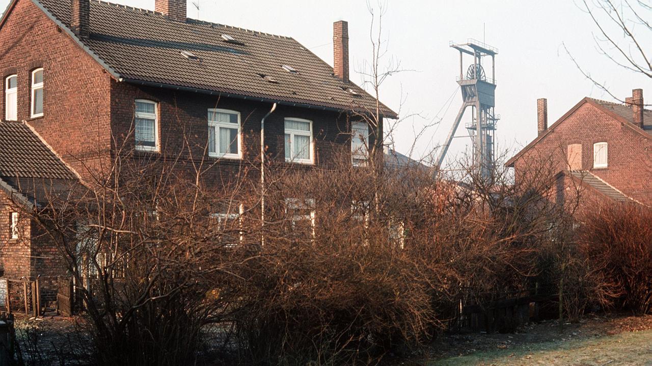 Typische Backsteinhäuser einer Bergarbietersiedlung nahe einer Zeche Typische Backsteinhäuser einer Bergarbietersiedlung nahe einer Zeche