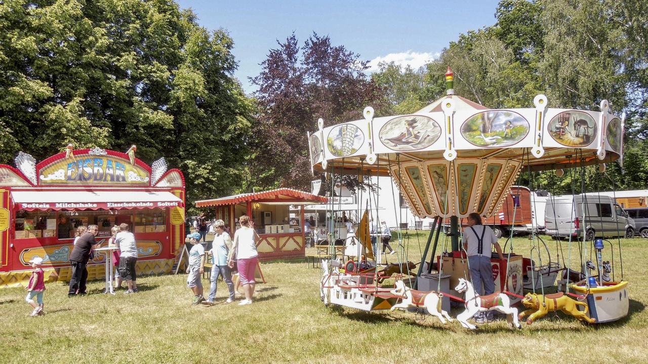 Das Dorffest in Lindenau wurde von Sebastian Raack gesponsert. Das Dorffest in Lindenau wurde von Sebastian Raack gesponsert.