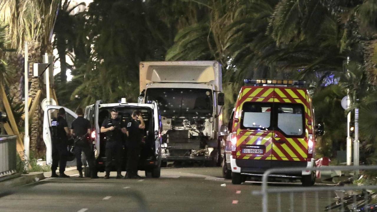 Lkw mit Polizeiauto und Krankenwagen. Lkw mit Polizeiauto und Krankenwagen.
