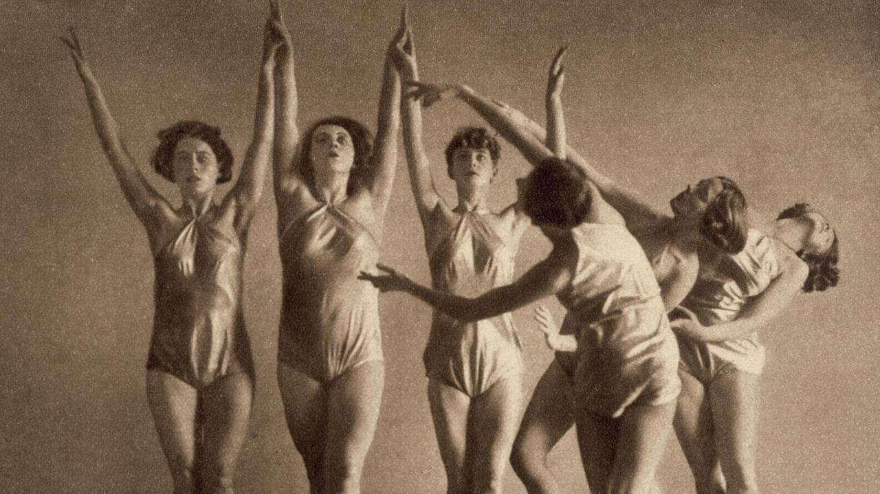 Undatiertes Foto von Tänzerinnen der Laban-Schule Perottet in Zürich. Ein Schwarzweißfoto, auf dem Frauen tanzen.