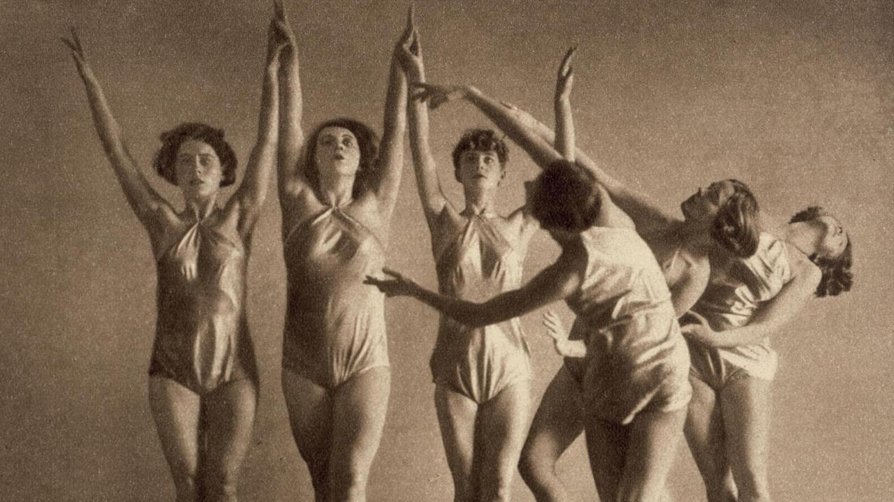 Undatiertes Foto von Tänzerinnen der Laban-Schule Perottet in Zürich. Ein Schwarzweißfoto, auf dem Frauen tanzen. Undatiertes Foto von Tänzerinnen der Laban-Schule Perottet in Zürich. Ein Schwarzweißfoto, auf dem Frauen tanzen.