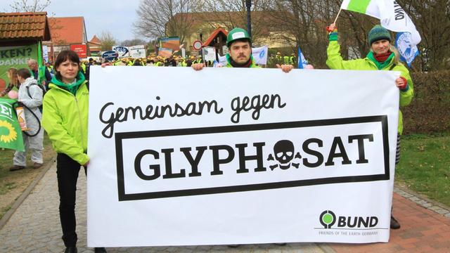 BUND-Protest gegen den Unkrautvernichter Glyphosat.