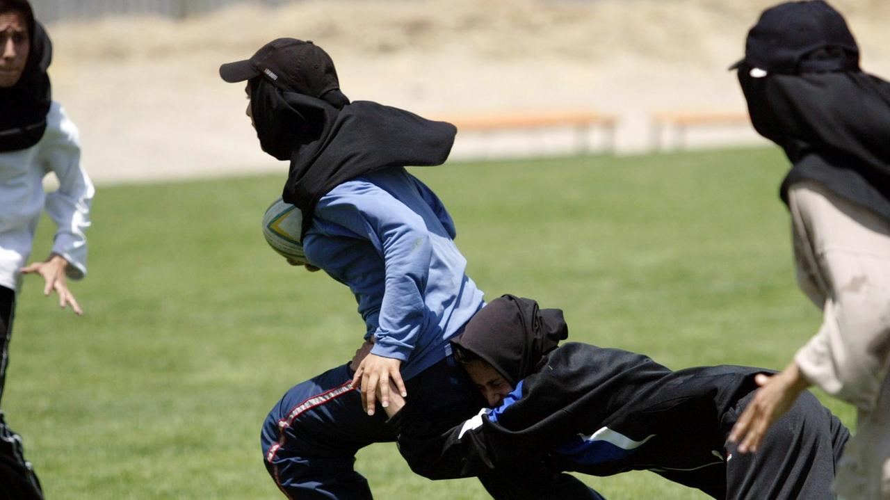 Iranische Frauen spielen Rugby