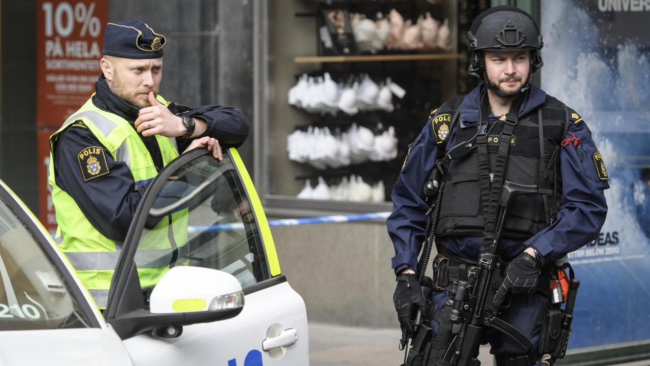 Schwedische Polizeibeamte sichern in Stockholm den Ort eines Anschlags