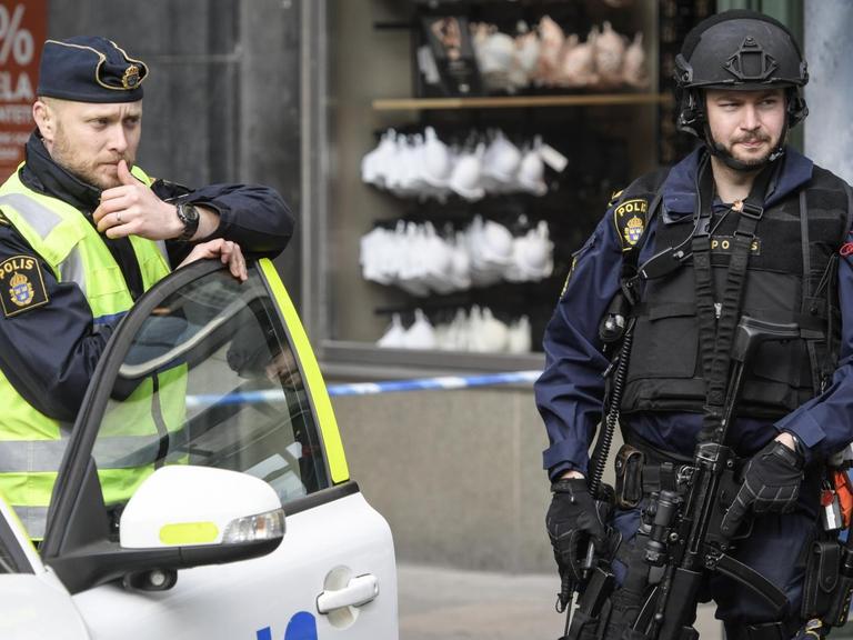 Schwedische Polizeibeamte sichern in Stockholm den Ort des LKW-Anschlags vom Vortag.