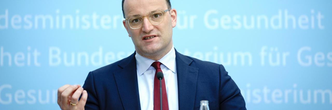 Jens Spahn (CDU), Bundesminister für Gesundheit, gibt eine Pressekonferenz zum Fortschritt der Impfungen gegen das Coronavirus. Jens Spahn (CDU), Bundesminister für Gesundheit, gibt eine Pressekonferenz zum Fortschritt der Impfungen gegen das Coronavirus.