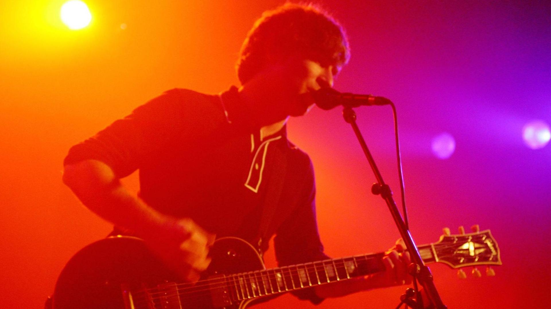 Sänger Matthew Caws der US-amerikanischen Band Nada Surf bei einem Auftritt in Paris Sänger Matthew Caws der US-amerikanischen Band Nada Surf bei einem Auftritt in Paris