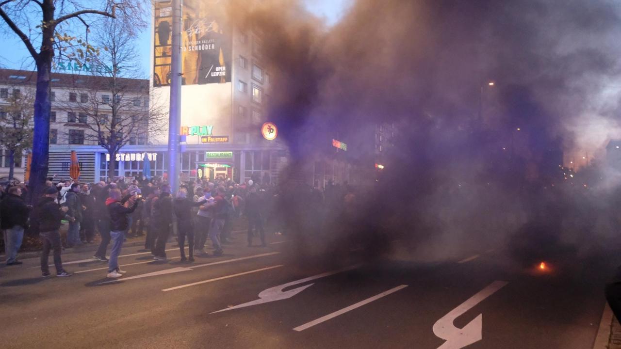 Rauch steigt auf bei Ausschreitungen nach der Demonstration "Querdenken" am 07.11.2020 in Leipzig. Rauch steigt auf bei Ausschreitungen nach der Demonstration "Querdenken" am 07.11.2020 in Leipzig.