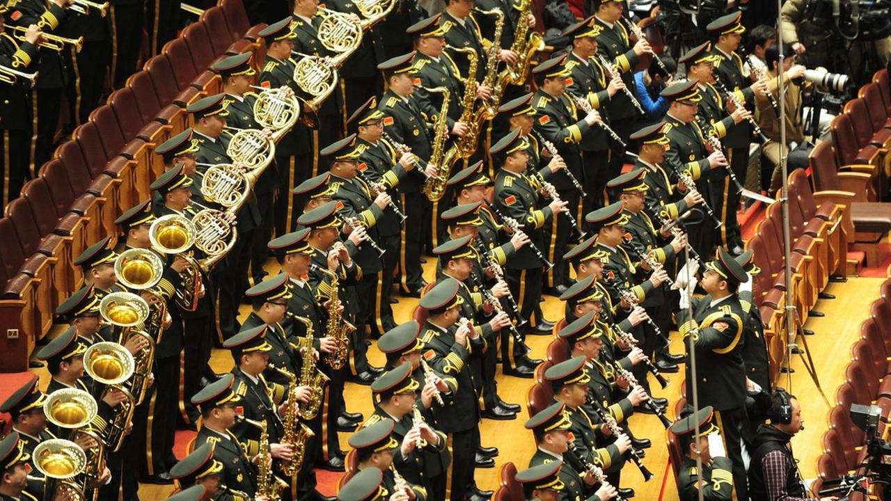 Eine chinesische Militärkapelle spielt zur Eröffnung des Nationalen Volkskongresses im März 2015 in Peking die Nationalhymne Chinas Eine chinesische Militärkapelle spielt zur Eröffnung des Nationalen Volkskongresses im März 2015 in Peking die Nationalhymne Chinas