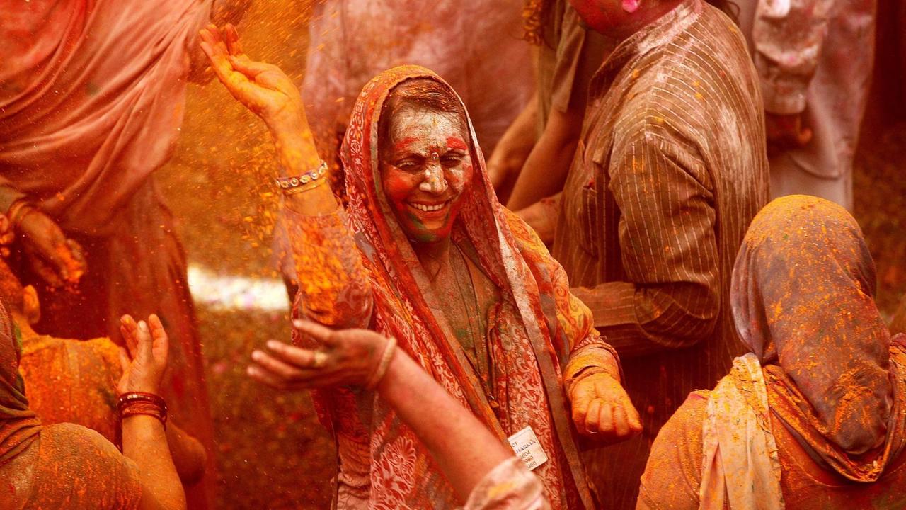 Menschen feiern am 21. März 2016 das klassische Holi-Fest in der indischen Stadt Vrindavan, im Bundesstaat Uttar Pradesh.