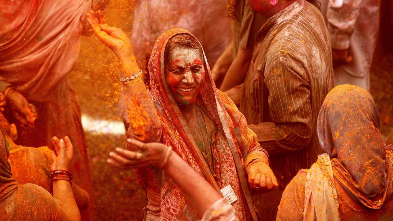 Menschen feiern am 21. März 2016 das klassische Holi-Fest in der indischen Stadt Vrindavan, im Bundesstaat Uttar Pradesh. Menschen feiern am 21. März 2016 das klassische Holi-Fest in der indischen Stadt Vrindavan, im Bundesstaat Uttar Pradesh.