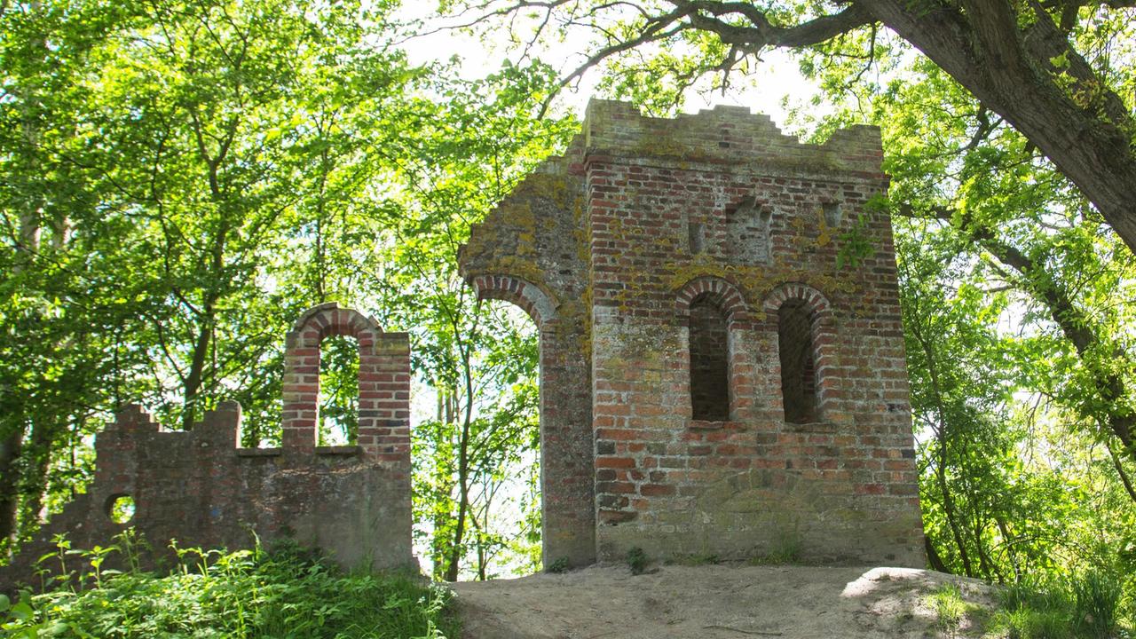 Künstliche Burgruine im Hochdorfer Garten in Tating Künstliche Burgruine im Hochdorfer Garten in Tating