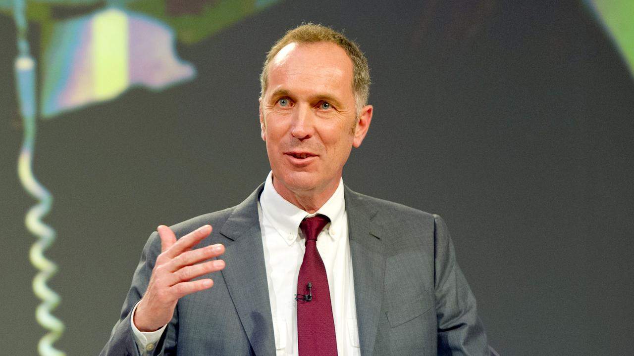 Der Fernsehautor Stephan Lamby spricht im Oktober 2014 nach seiner Auszeichnung mit dem Hanns-Joachim-Friedrichs-Preis. Der Fernsehautor Stephan Lamby spricht im Oktober 2014 nach seiner Auszeichnung mit dem Hanns-Joachim-Friedrichs-Preis.