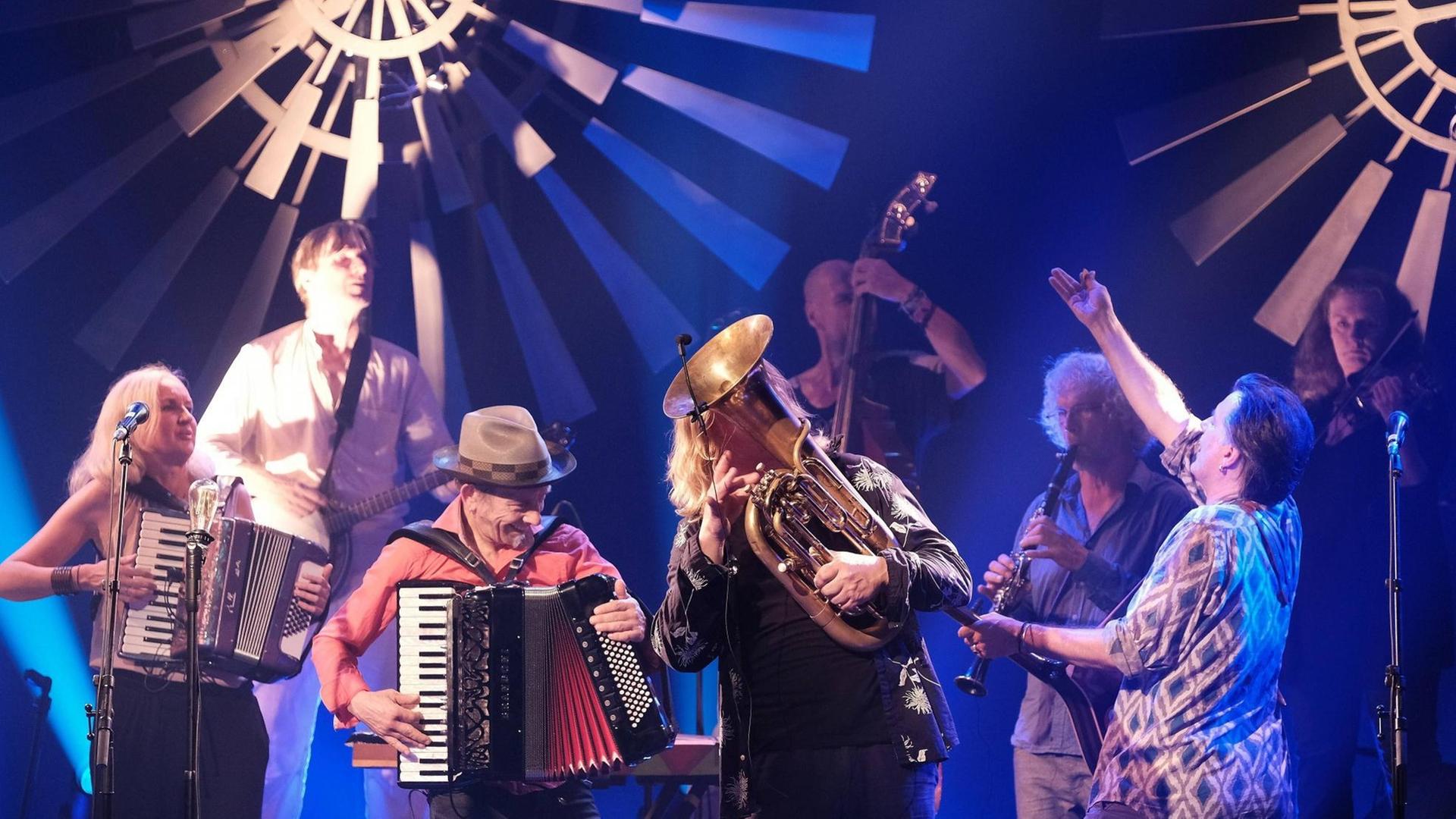 Die Berliner Band 17 Hippies auf der Bühne bei einem Konzert in Kassel 2019. Die Berliner Band 17 Hippies auf der Bühne bei einem Konzert in Kassel 2019.
