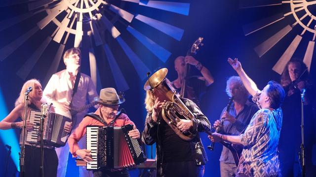 Die Berliner Band 17 Hippies auf der Bühne bei einem Konzert in Kassel 2019.