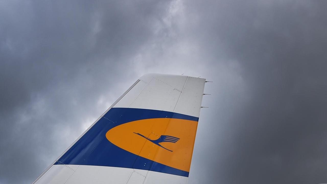 Wolken ziehen am 06.09.2015 in Frankfurt über einem Lufthansa Airbus A321.